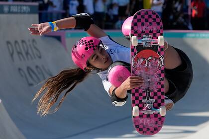 La australiana Arisa Trew compite en el skateboard femenino en los Juegos Olímpicos de París el martes 6 de agosto del 2024. (AP Foto/Frank Franklin II)