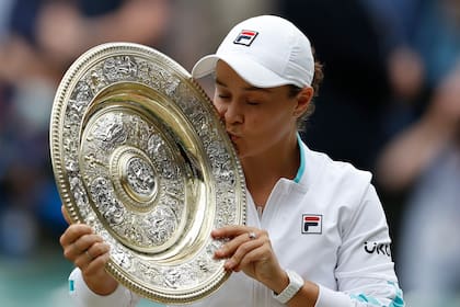 La australiana Ashleigh Barty celebra la victoria contra la checa Karolina Pliskova durante el partido de la final de singles femeninos de Wimbledon 2021