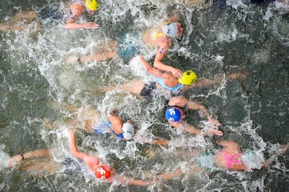 La australiana Natalie Van Coevorden (15), la belga Claire Michel (5) y la kazaja Ekaterina Shabalina compiten el triatlón de los Juegos Olímpicos de París