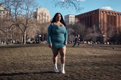 La australiana Noelle Martin posa para una foto el jueves 9 de marzo de 2023 en Nueva York. La joven de 28 años encontró pornografía de ella en internet hecha con imágenes de realidad virtual. (Foto AP/Andrés Kudacki)