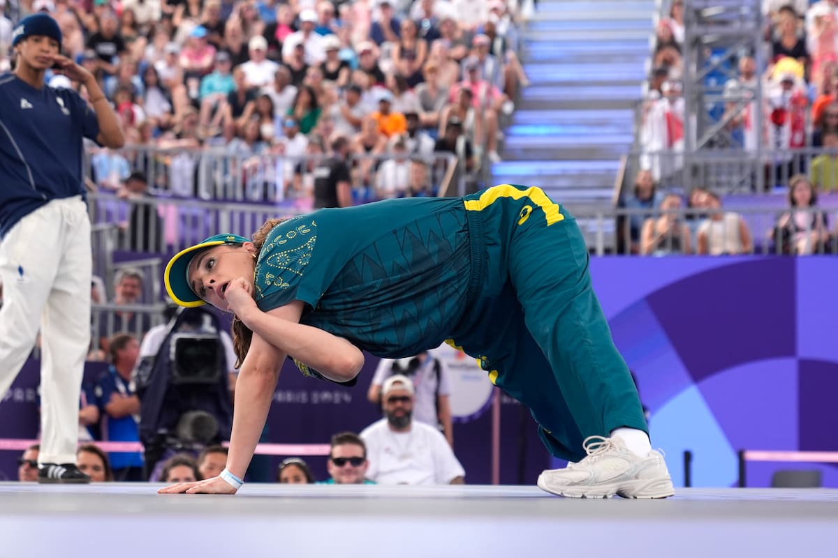 La australiana Raygun o Rachael Gunn compite en breaking en los Juegos Olímpicos de París
