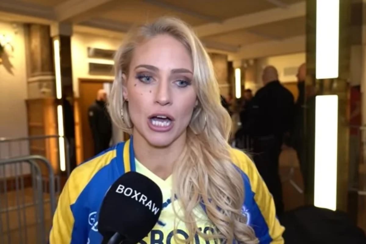 La australiana se levantó la camiseta durante una entrevista para que sus fanáticos la siguieran en OnlyFans