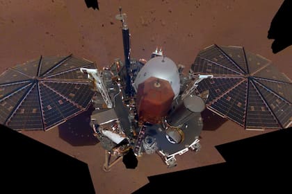 La primera selfie que se sacó la sonda InSight en Marte, en diciembre de 2018