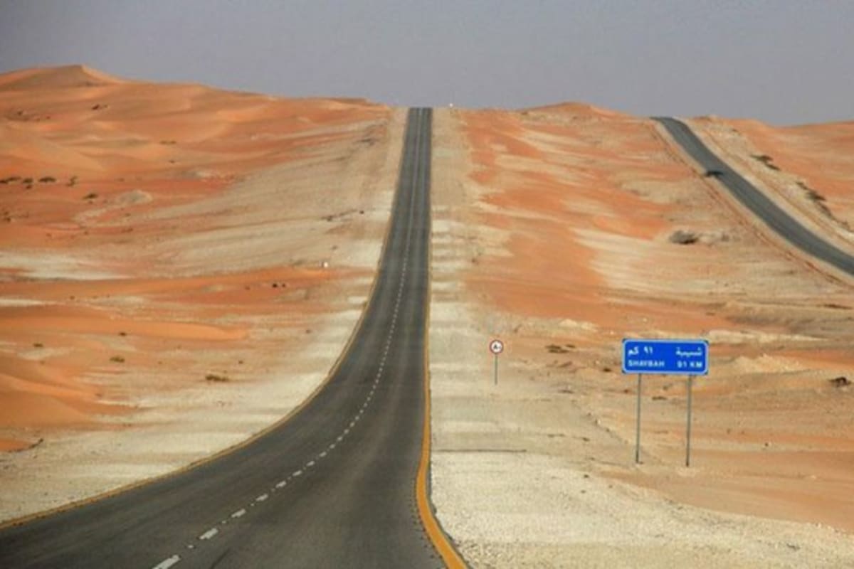 La autopista 10 en Arabia Saudita es considerada la recta más larga del mundo por el Libro Guinness de los Récords