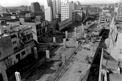 La Autopista 25 de Mayo en construcción sobre Paseo Colón