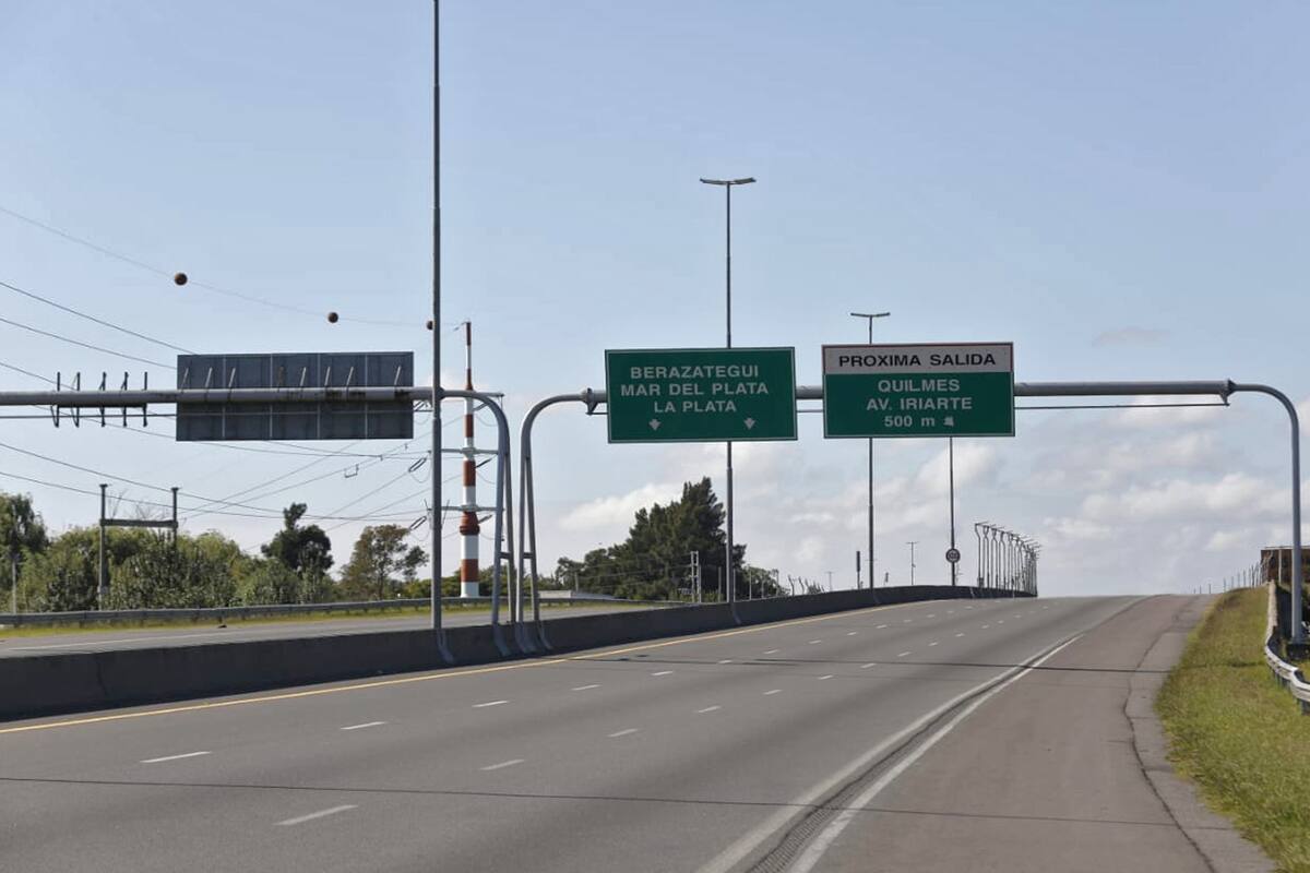 La autopista Buenos Aires-La Plata vacía en el comienzo de Semana Santa
