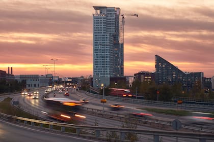 La autopista del Este en una tarde de verano en el barrio de Kalasatama, en Helsinki, Finlandia.
