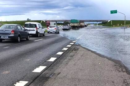 La autopista Rosario-Buenos Aires seguirá cortada