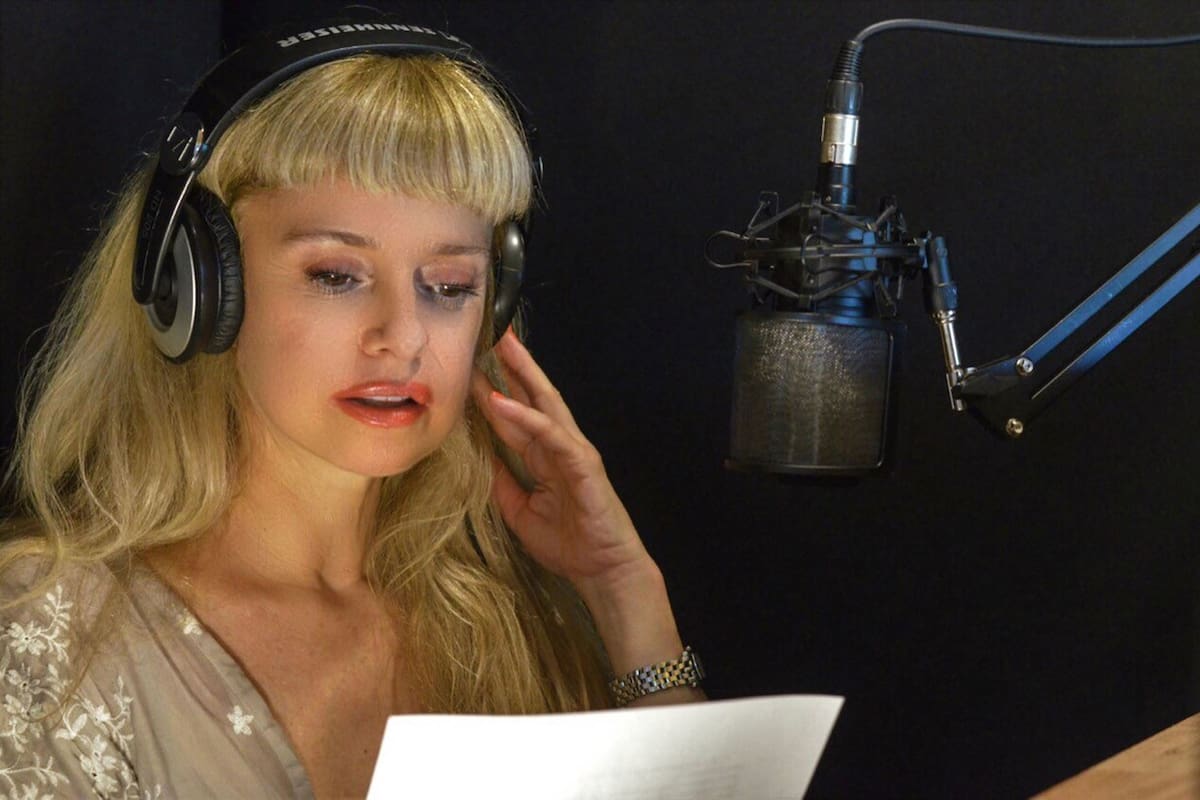 La autora de "Pasión y traición" escribió y narró una serie de diez episodios sobre la vida de Bolívar