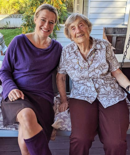 La autora del libro, Lucy Adlington, con una de las modistas supervivientes de Auschwitz, Bracha Berkovic (Kohut tras casarse), en la casa de esta última en 2019 en San Francisco, California.
(Foto: Gentileza de Lucy Adlington)
