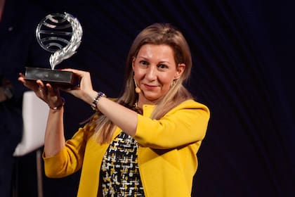La autora es española, se llama Eva García Sáenz de Urturi y ganó Premio Planeta 2020