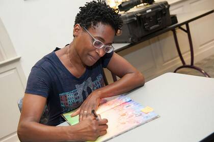 La autora norteamericana Jacqueline Woodson ganó hoy el premio Astrid Lindgren