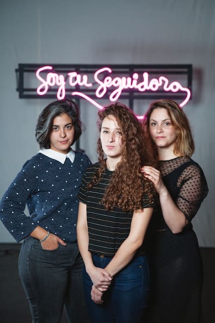 La autora y directora de Soy tu seguidora, Daniela Regert, junto a Francesca Giordano (actriz, a su izquierda) y Flor Tevez, asistenta de dirección