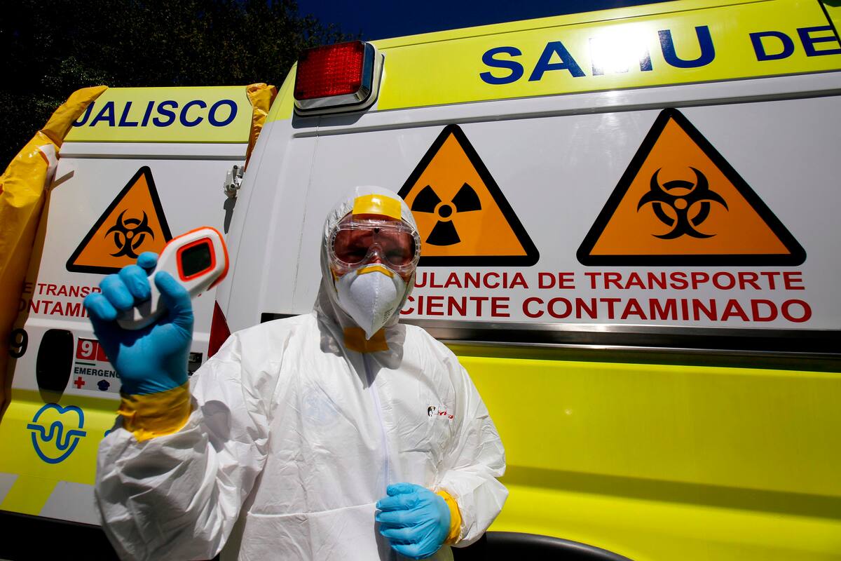 La autoridades sanitarias de Jalisco controlan la temperatura de los ciudadanos que presentan síntomas sospechosos