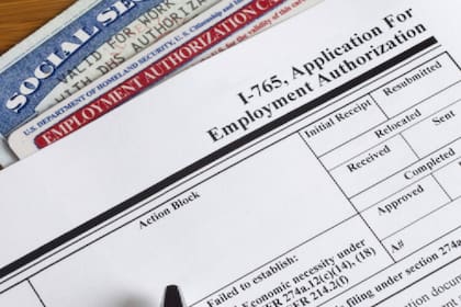 El Documento de Autorización de Empleo (EAD), es un permiso se les da a algunos extranjeros para que puedan trabajar en EE.UU. de forma temporal