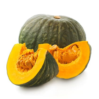 La auyama existe en distintas variedades, algunas con cáscara gruesa y rugosa, y otras con piel más tersa y suave