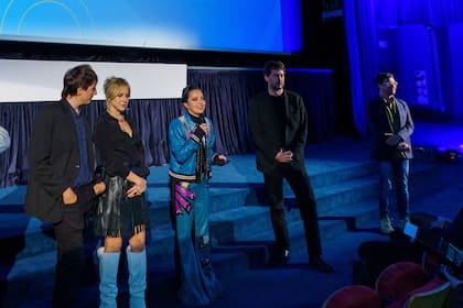 La avant premiere se realizó el sábado 22 de abril en el cine Gaumont. En la imagen, la directora junto a su pareja y parte del elenco integrado por Carla Peterson, Toto Rovito, Rita Cortese y Leonardo Sbaraglia