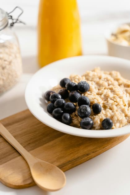 La avena contiene beta-glucanos, un tipo de fibra que reduce el colesterol y estabiliza la glucosa
