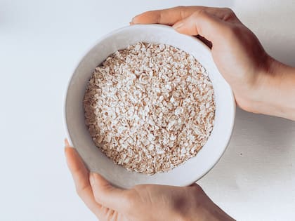 La avena contiene proteínas, hidratos de carbono, fibra, grasas saludables, vitaminas, minerales y oligoelementos