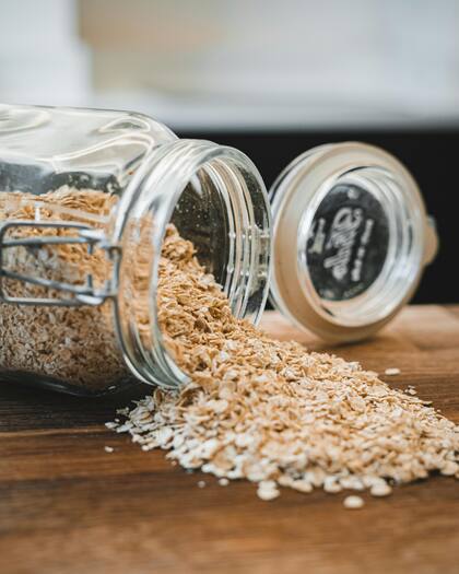 La avena es rica en carbohidratos complejos, fibra soluble, vitaminas, minerales y una cantidad moderada de proteína