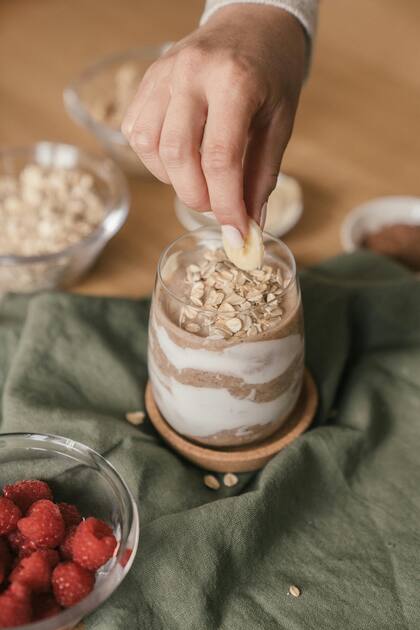 La avena puede consumirse de muchas formas, como en una mezcla con vainilla y café