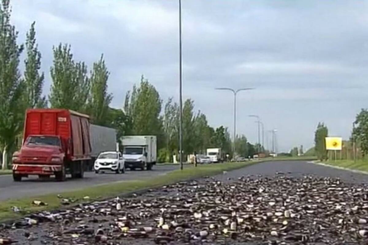 La avenida 27 de Febrero quedó cubierta de astillas de vidrios y bebida