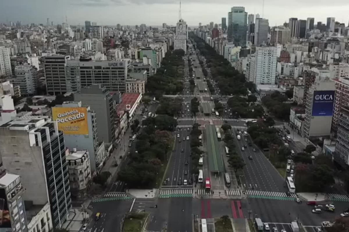 La avenida 9 de Julio desde el drone de LA NACION esta mañana. Ya se nota el parate por las restricciones de circulación en medio de la pandemia del coronavirus