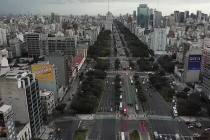 La avenida 9 de Julio desde el drone de LA NACION esta mañana. Ya se nota el parate por las restricciones de circulación en medio de la pandemia del coronavirus