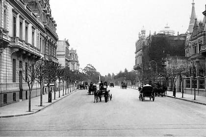La avenida Alvear, en 1900, vista desde Callao, hacia Ayacucho, con unas cuantas mansiones que ya no están