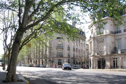 La avenida Alvear es una calle conocida antiguamente por ser el núcleo de la aristocracia argentina