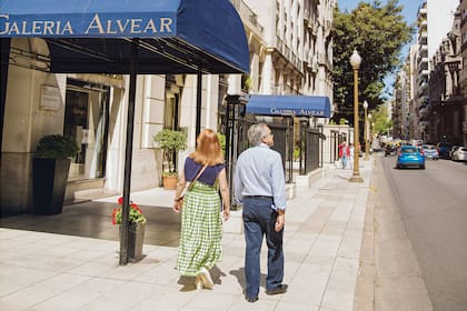 La avenida Alvear tiene tramos más exclusivos que otros que concentra edificios señoriales, servicios de hotelería y embajadas