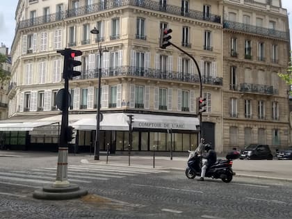 La avenida Champ Elysee desierta por las medidas sanitarias