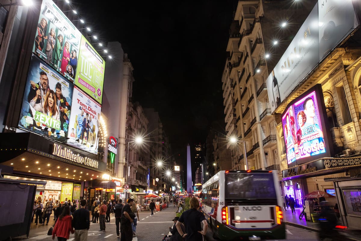 La avenida Corrientes, a pleno con los estrenos teatrales