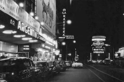 La avenida Corrientes en 1957: en pleno proceso de modernización, Buenos Aires recibía las últimas oleadas de migración europea con una vida urbana pujante y en crecimiento