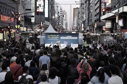 La avenida Corrientes estuvo colmada de público y de "livings" para las conferencias