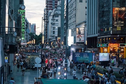 La Avenida Corrientes, un sendero colonial que se transformó en el gran ícono de la cultura porteña