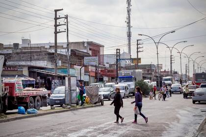 La avenida Crovara, en Casanova: Magario marca la caída de las ventas minoristas; la oposición apuesta al desarrollo comercial