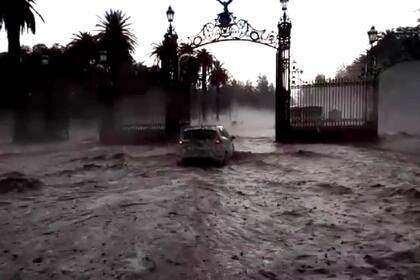 La avenida de acceso al Parque General San Martin, bajo el agua