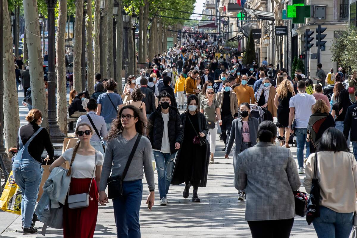 La avenida de Champs Elysees en París, Francia