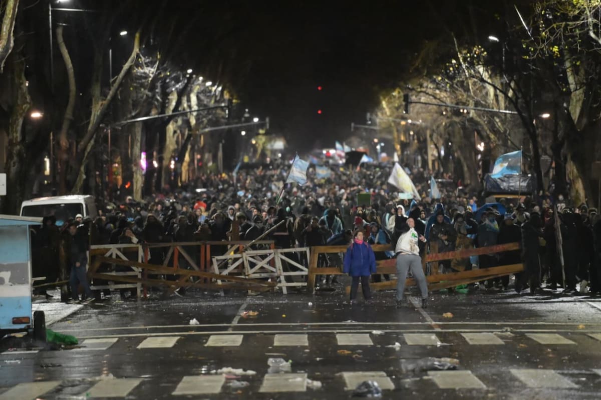 La Avenida de Mayo, prácticamente vallada por un grupo de manifestantes