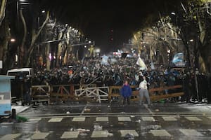 Las fuerzas de seguridad alejan a los manifestantes del Congreso y detienen a 10 activistas que arrojaban piedras