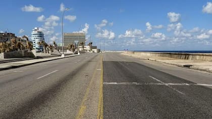 La avenida del Malecón, totalmente vacía por la escasez de combustible