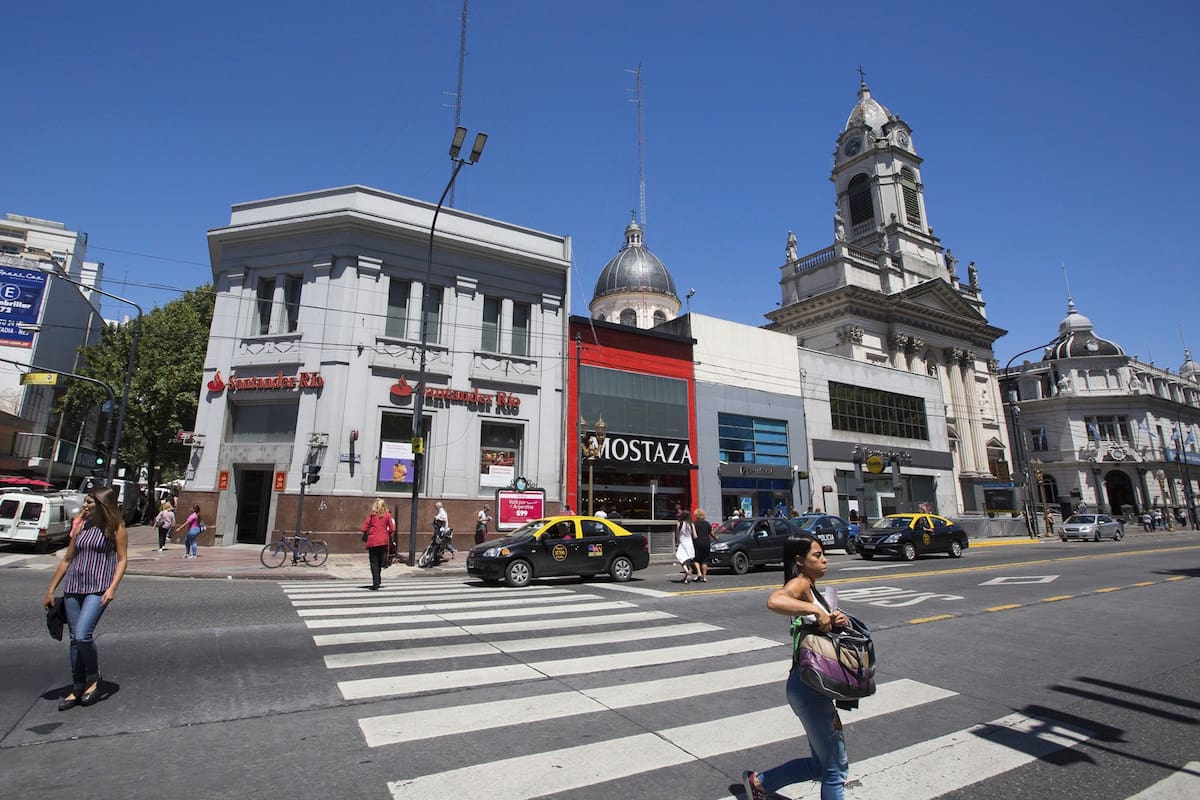 La Avenida Rivadavia es uno de los focos de retail más importantes de la ciudad de Buenos Aires, donde se concentran las principales marcas