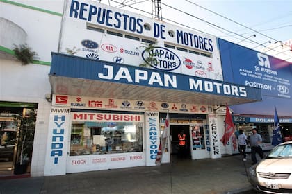 La avenida Warnes, en Villa Crespo, con repuestos para autos, uno de los polos tradicionales y consolidados