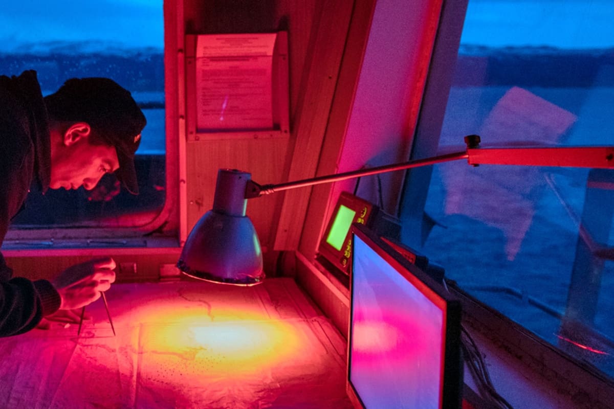 La aventura de los marinos que navegan los mares del sur para controlar el Faro del fin del Mundo