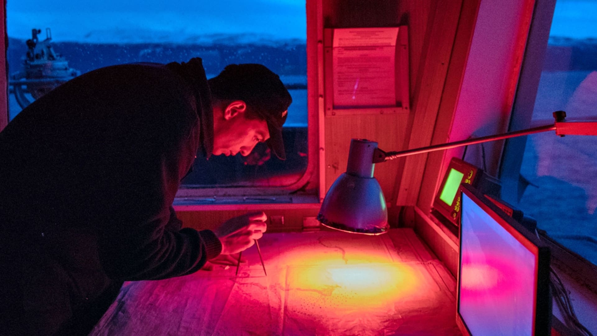 La aventura de los marinos que navegan los mares del sur para controlar el Faro del fin del Mundo