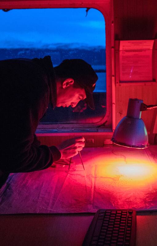 La aventura de los marinos que navegan los mares del sur para controlar el Faro del fin del Mundo