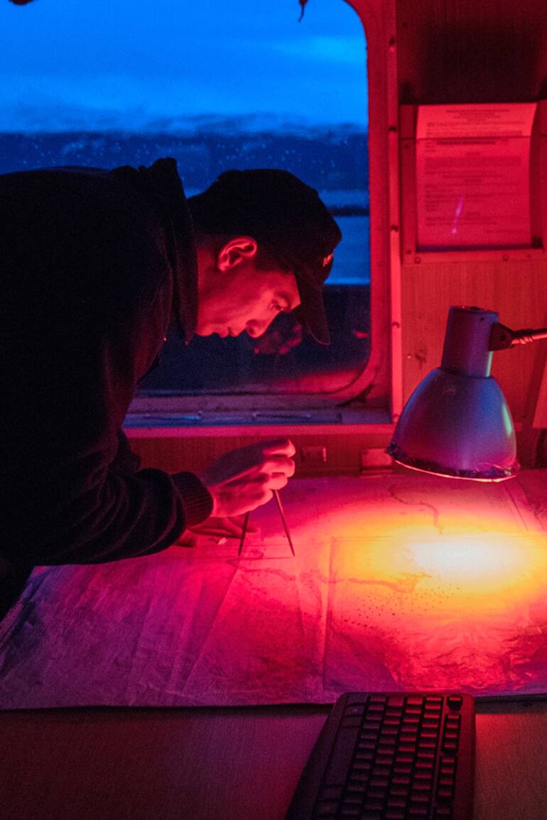La aventura de los marinos que navegan los mares del sur para controlar el Faro del fin del Mundo