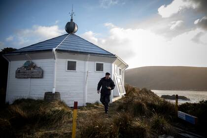 En la cima de la Punta Lasserre está el faro, la mítica construcción que inspiró a Julio Verne.