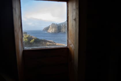 Una de las pequeñas ventanas del faro del Fin del Mundo que mira hacia la Antártida